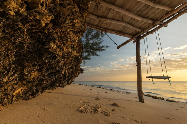 Balanço Bonito Durante Nascer Sol Com Nuvens Coloridas Fundo Zanzibar — Fotografia de Stock