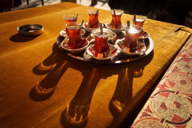 Ortasında hindi çayı ve şeker olan bir plato..