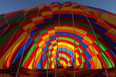 Erkekler Türkiye 'nin Kapadokya kentine indikten sonra balonu topluyor