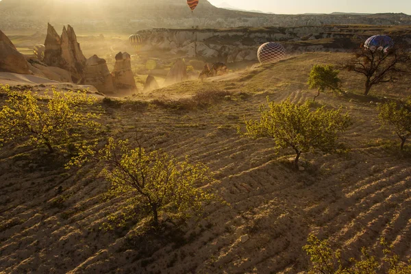 Balon Nad Dolinami Kapadocji Tle Widok Lotu Ptaka — Zdjęcie stockowe