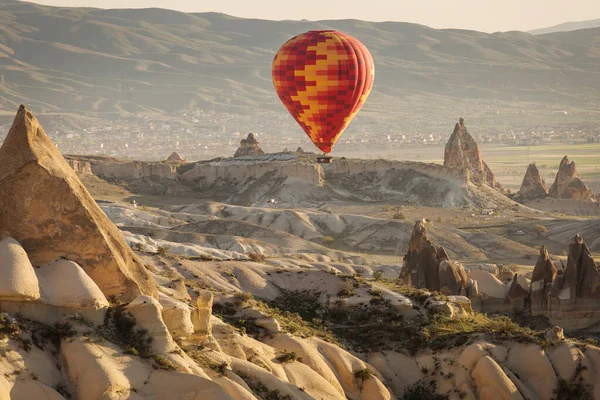 Balão Sobre Vales Capadócia Fundo Vista Aérea — Fotografia de Stock