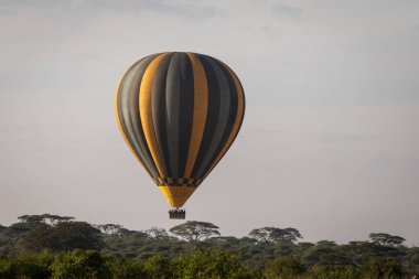 Serengeti Ulusal Parkı, Tanzanya 'da safari sırasında savana üzerinde balon. Afrika 'nın vahşi doğası