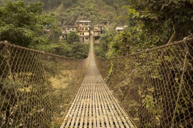 Himalaya Dağı 'nda yürüyüş turları sırasında güzel bir köprü, Nepal