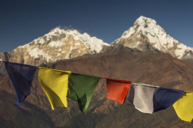 Budist bayraklarıyla Poon Hill 'den gün batımında Annapurna' nın güneyine bakıyor. Himalaya Dağları, Nepal