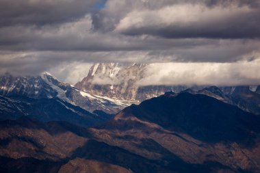 Poon Hill 'den Dhaulagiri zirvesi olan güzel manzara manzarası. Himalaya Dağı, Nepal.