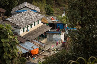 Himalaya Dağları, Nepal 'de yürüyüş sırasında geleneksel evler.