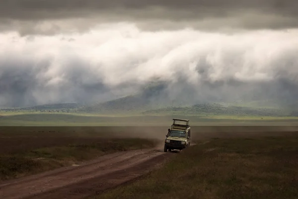 Safari Voiture Sur Une Route Dans Parc National Ngorongoro Tanzanie — Photo