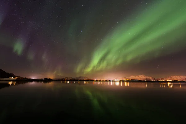 Norveç Lofoten Arka Planda Kuzeyin Işıklarının Manzarası — Stok fotoğraf