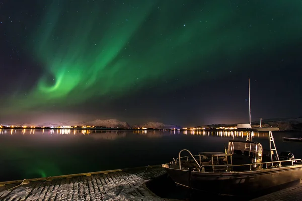 Norveç Lofoten Arka Planda Kuzeyin Işıklarının Manzarası — Stok fotoğraf