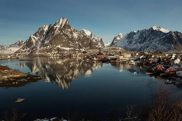 Blick Auf Das Schöne Dorf Sacrisoya Winter Mit Bergen Hintergrund — Stockfoto