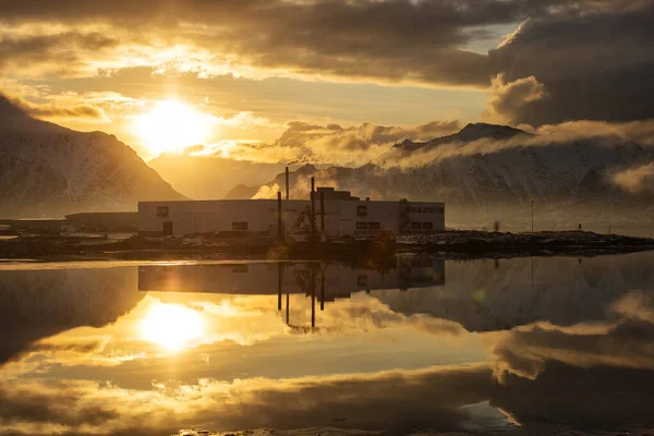 Чудовий Краєвид Хмарами Туманом Водою Відбиттям Фоні Острова Лофотен Норвегія — стокове фото