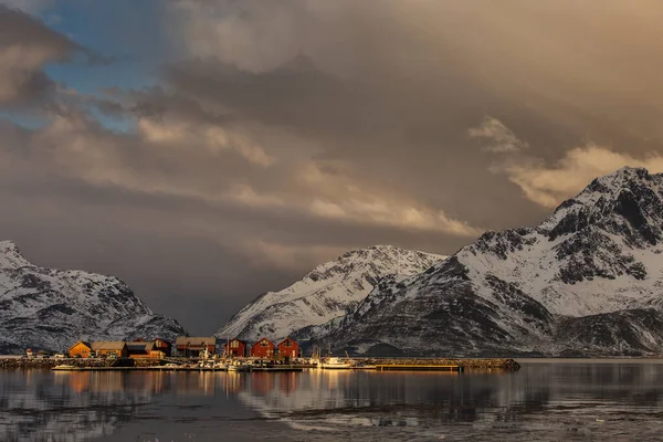 Schöne Landschaft Mit Wolken Nebel Wasser Spiegelung Hintergrund Auf Den — Stockfoto