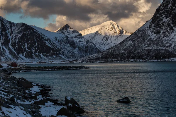 ノルウェー ロフトテン島を背景に 反射が美しい風景 — ストック写真