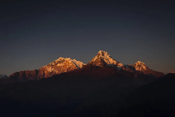 仏教の旗でポーン ヒルから日没時にアナプルナ サウスの眺め ネパールのヒマラヤ山脈 — ストック写真