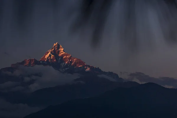 尼泊尔喜马拉雅山徒步旅行时带马卡普查尔 鱼尾峰的景观 — 图库照片