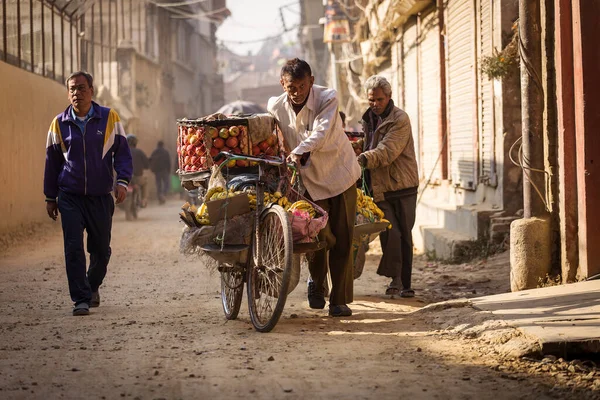 尼泊尔加德满都 2017年11月10日 早上提着自行车在加德满都街上运货的人 尼泊尔是一个贫穷的金融国家 但在精神信仰方面有所建树 — 图库照片