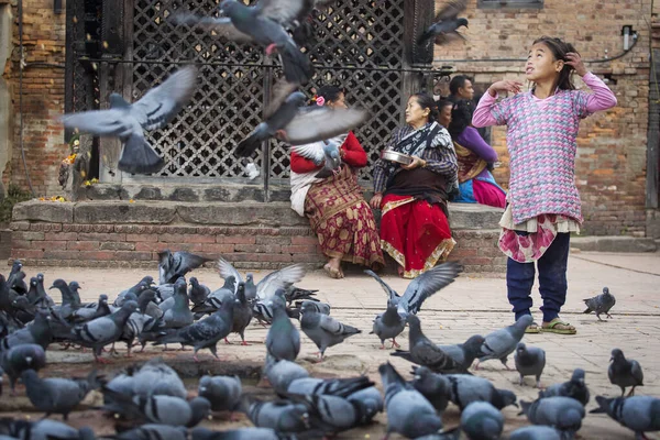 Bhaktapur Nepal November 2017 People Surrounded Pigeons Relaxing Temple Bhaktapur — Stock Photo, Image