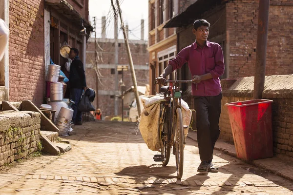 Bhaktapur 尼泊尔 2017年11月11日 早上提着自行车在Bhaktapur街上搬运货物的人 — 图库照片