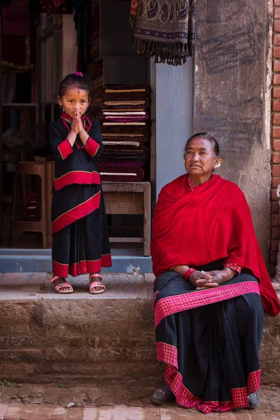 Bhaktapur Nepal November 2017 Woman Relaxing Her Daugter Streets Bhaktapur — Stock Photo, Image