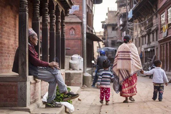 Bhaktapur Nepal November 2017 Man Smoking Relaxing Streets Bhaktapur Nepal — Stock Photo, Image