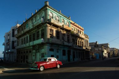 HAVANA - 25 Şubat 2015 tarihinde Havana 'da klasik araba ve antika binalar. Bu klasik arabalar adanın ikonik bir görüntüsü.