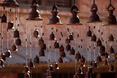 BHAKTAPUR, NEPAL - 11 Kasım 2017. Bhaktapur, Nepal 'de pirinç ürünleri satan bir dükkan.