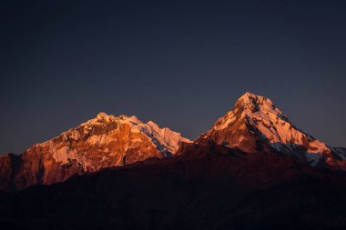 Budist bayraklarıyla Poon Hill 'den gün batımında Annapurna' nın güneyine bakıyor. Himalaya Dağları, Nepal