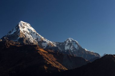 Budist bayraklarıyla Poon Hill 'den gün batımında Annapurna' nın güneyine bakıyor. Himalaya Dağları, Nepal
