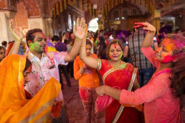 JAIPUR, INDIA - 10 Mart 2020 'de Hindistan' ın Jaipu kentinde yerel halk Holi festivalini kutladı. Holi bir renk festivali olarak kutlanan bir bahar festivali..