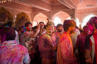 JAIPUR, INDIA - 10 Mart 2020 'de Hindistan' ın Jaipu kentinde yerel halk Holi festivalini kutladı. Holi bir renk festivali olarak kutlanan bir bahar festivali..