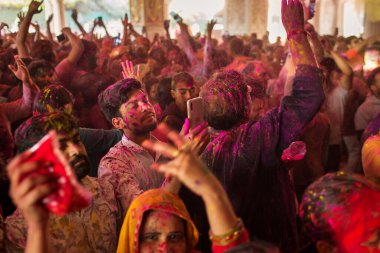 JAIPUR, INDIA - 10 Mart 2020 'de Hindistan' ın Jaipu kentinde yerel halk Holi festivalini kutladı. Holi bir renk festivali olarak kutlanan bir bahar festivali..