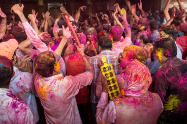 JAIPUR, INDIA - 10 Mart 2020 'de Hindistan' ın Jaipu kentinde yerel halk Holi festivalini kutladı. Holi bir renk festivali olarak kutlanan bir bahar festivali..