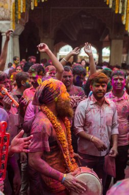 JAIPUR, INDIA - 10 Mart 2020 'de Hindistan' ın Jaipu kentinde yerel halk Holi festivalini kutladı. Holi bir renk festivali olarak kutlanan bir bahar festivali..