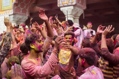 JAIPUR, INDIA - 10 Mart 2020 'de Hindistan' ın Jaipu kentinde yerel halk Holi festivalini kutladı. Holi bir renk festivali olarak kutlanan bir bahar festivali..