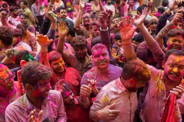 JAIPUR, INDIA - 10 Mart 2020 'de Hindistan' ın Jaipu kentinde yerel halk Holi festivalini kutladı. Holi bir renk festivali olarak kutlanan bir bahar festivali..