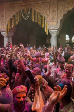 JAIPUR, INDIA - 10 Mart 2020 'de Hindistan' ın Jaipu kentinde yerel halk Holi festivalini kutladı. Holi bir renk festivali olarak kutlanan bir bahar festivali..