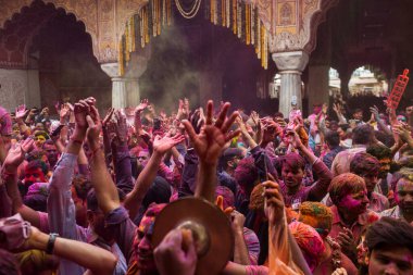 JAIPUR, INDIA - 10 Mart 2020 'de Hindistan' ın Jaipu kentinde yerel halk Holi festivalini kutladı. Holi bir renk festivali olarak kutlanan bir bahar festivali..