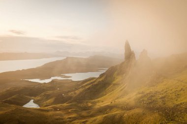 Gün batımında manzara manzarası Storr 'un Yaşlı Adamı' nın renkli bulutlarıyla İskoçya, Birleşik Kingdo