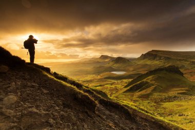 Skye Adası 'ndaki Quiraing dağlarının manzarası, İskoçya dağları, Birleşik Krallık. Renkli bir Rayini bulutu ile gün doğumu zamanı