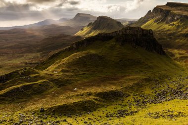 Skye Adası 'ndaki Quiraing dağlarının manzarası, İskoçya dağları, Birleşik Krallık. Renkli bir Rayini bulutu ile gün doğumu zamanı
