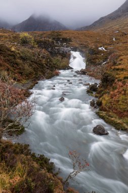 Yağmurlu zamanlarda Peri havuzları, Glen Brittle, Skye, Scotlan