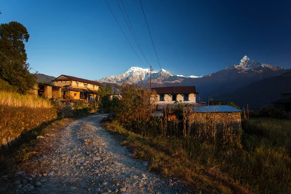 Traditioneel Dorp Nepal Met Machapuchare Fishtail Peak Achtergrond — Stockfoto