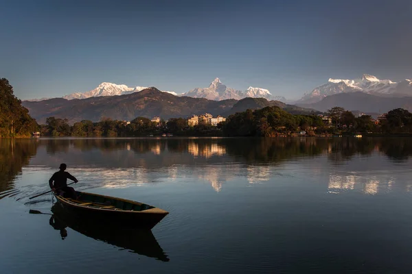 Phewa湖と湖の上にボートで美しい風景は 背景にも反射湖として山 マチャプチャレ フィッシュテール アナプルナなど ネパールのポカラ — ストック写真