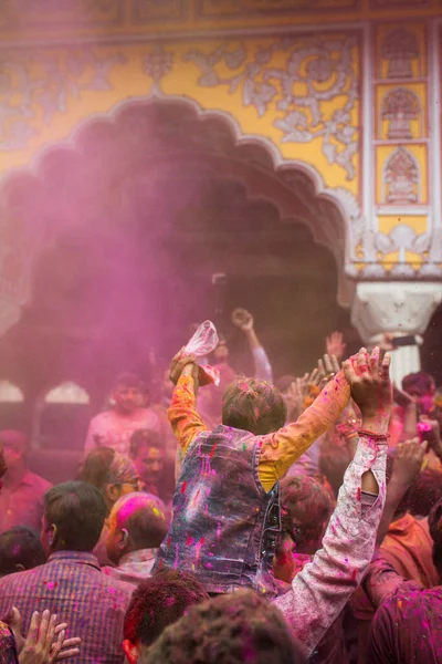자이푸르 사람들 2020 인도자푸 축제를 홀리는 색깔의 축제로 기념되는 축제이다 — 스톡 사진