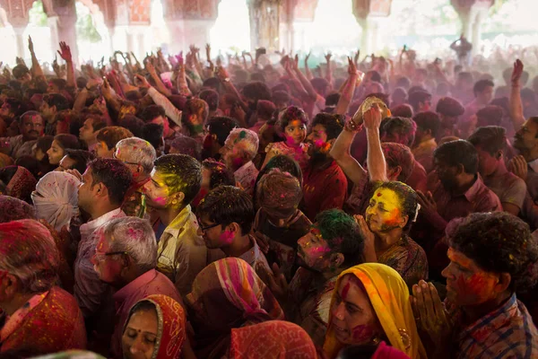 JAIPUR, INDIA - 10 Mart 2020 'de Hindistan' ın Jaipu kentinde yerel halk Holi festivalini kutladı. Holi bir renk festivali olarak kutlanan bir bahar festivali..