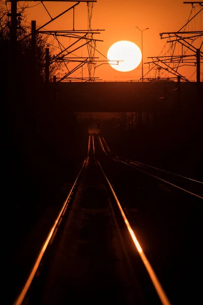 Gün Batımında Arka Planda Güzel Işık Olan Demiryolu Hatları — Stok fotoğraf