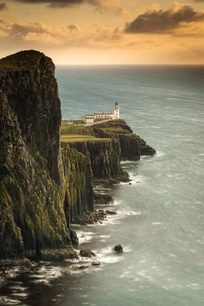 Neist Point Και Φάρος Στο Isle Skye Στο Ηλιοβασίλεμα Όμορφα — Φωτογραφία Αρχείου