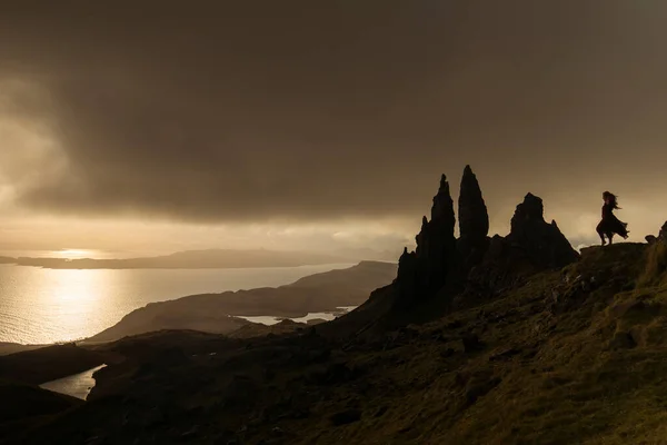 석양을 배경으로 지대의 사람의 아름다운 스코틀랜드 United Kingdo — 스톡 사진