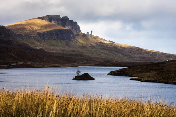 Loch Leathan Old Man Storr Rock Formations Νήσος Skye Σκωτία — Φωτογραφία Αρχείου