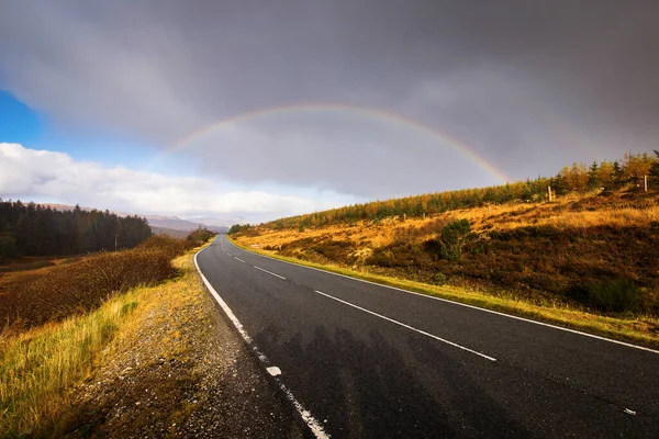 Paisagem Outono Highlands Escócia Reino Unido Estrada Com Arco Íris — Fotografia de Stock